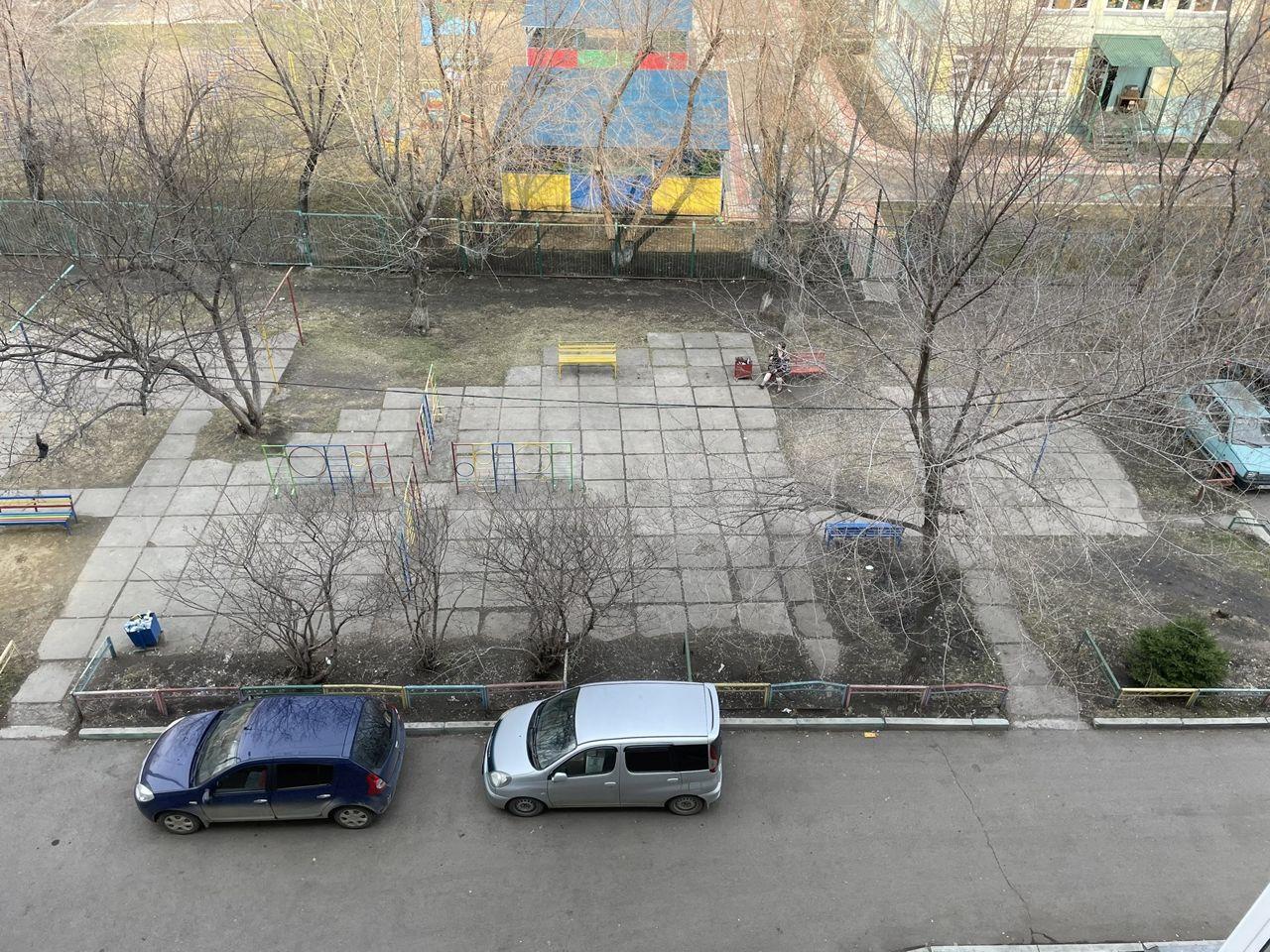 Квартиры в красноярске в зеленой роще. Парковочная зона во дворе. Подъезд пятиэтажки. Краснодарская 22а Красноярск. Устиновича 22а Красноярск.